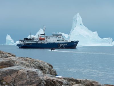 Die MS Plancius in Ostgrönland. (© Vreni & Stefan Gerber)