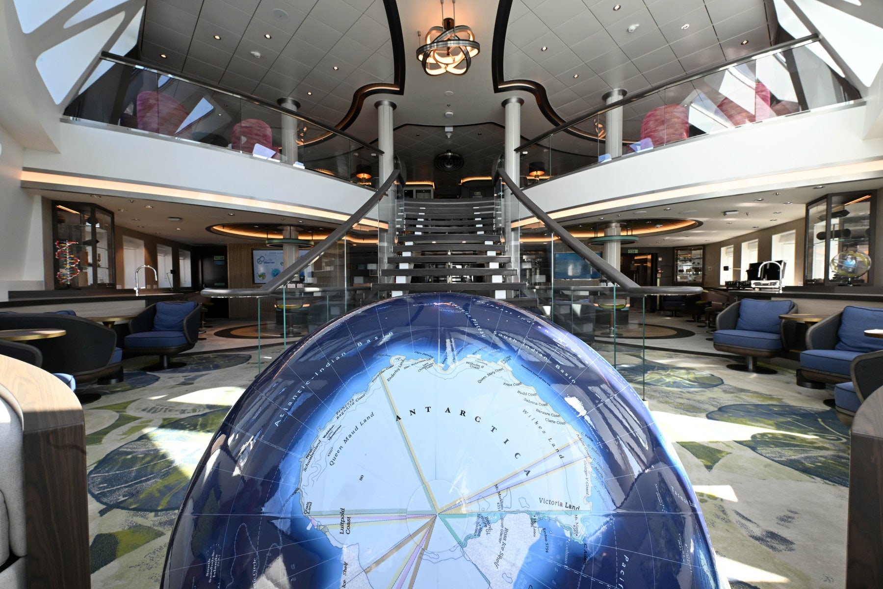 In der Douglas Mawson bieten Panoramadecks und Lounges mit großen Fenstern spektakuläre Ausblicke auf Landschaft und Tierwelt.