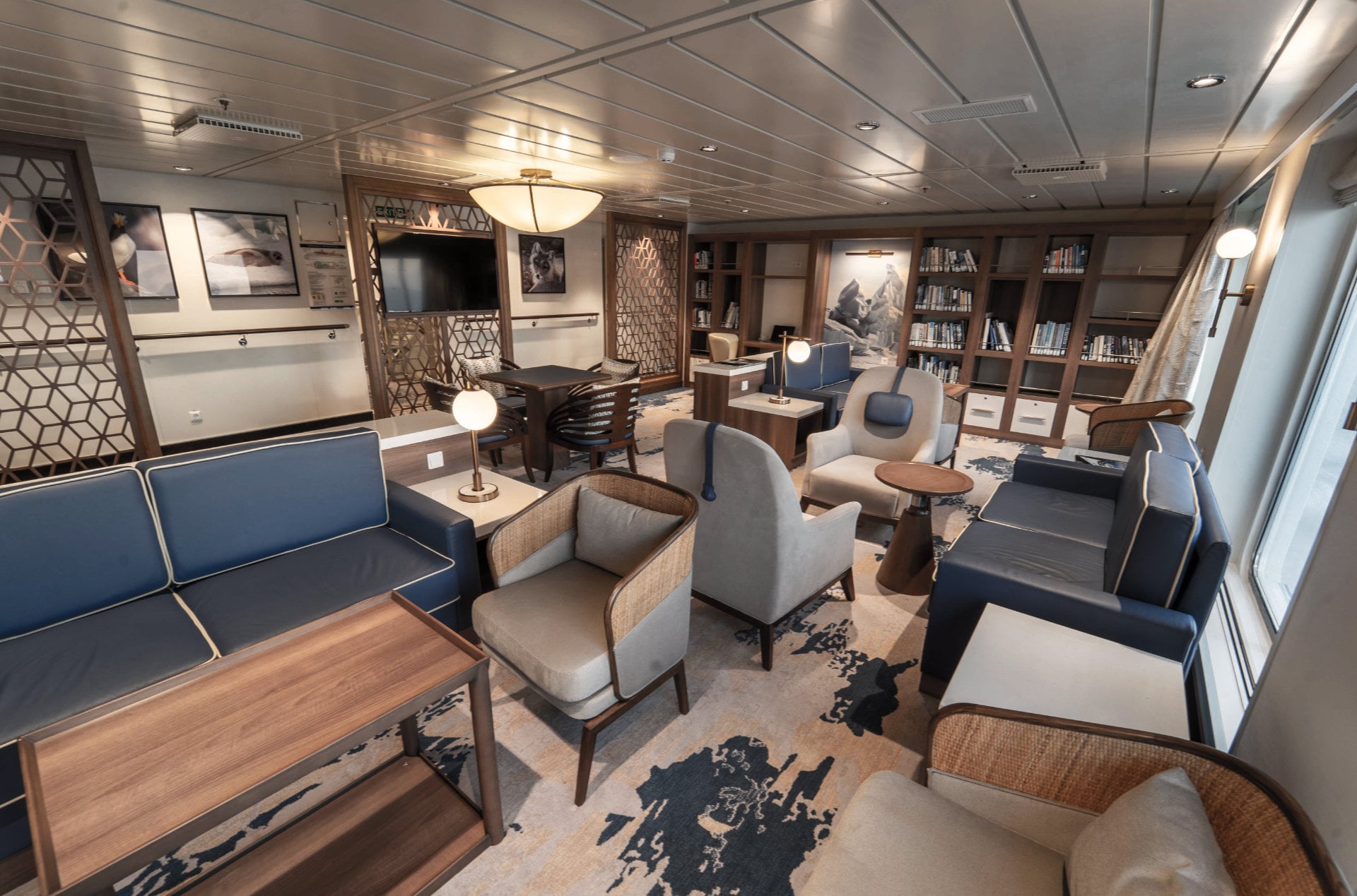 Erleben Sie die Polarregionen an Bord der Greg Mortimer und die Bibliothek & Observation Lounge