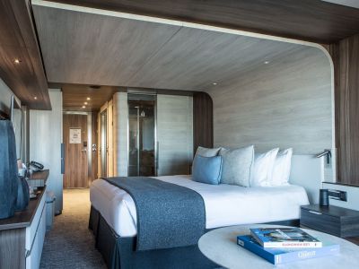 LE_Commandant_Charcot_-_80CHARCOT-TRI21-100239_Shooting-Deco_CDT-Charcot_Suite-Deluxe-742_-_PONANT-Gilles_Trillard_1920