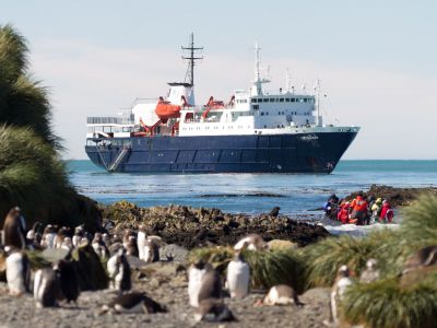 Die Ortelius vor Südgeorgien (© Rolf Stange / Oceanwide Expeditions)