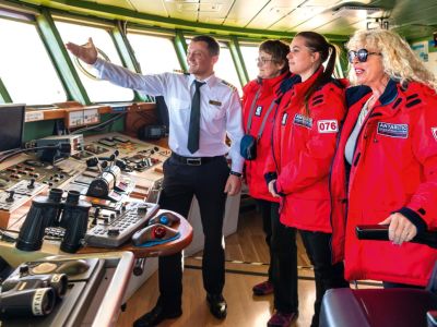 Mv_Sea_Spirit_-_Sergey_Dolya_Bridge_1920