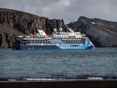 OceanVictory_DeceptionIsland_c_AlbatrosExpeditons_1920