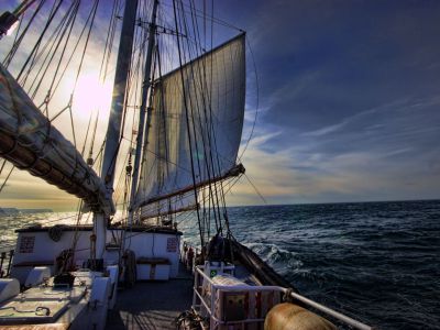 Auf See unter Segeln (© Georges Samaha / Oceanwide Expeditions)