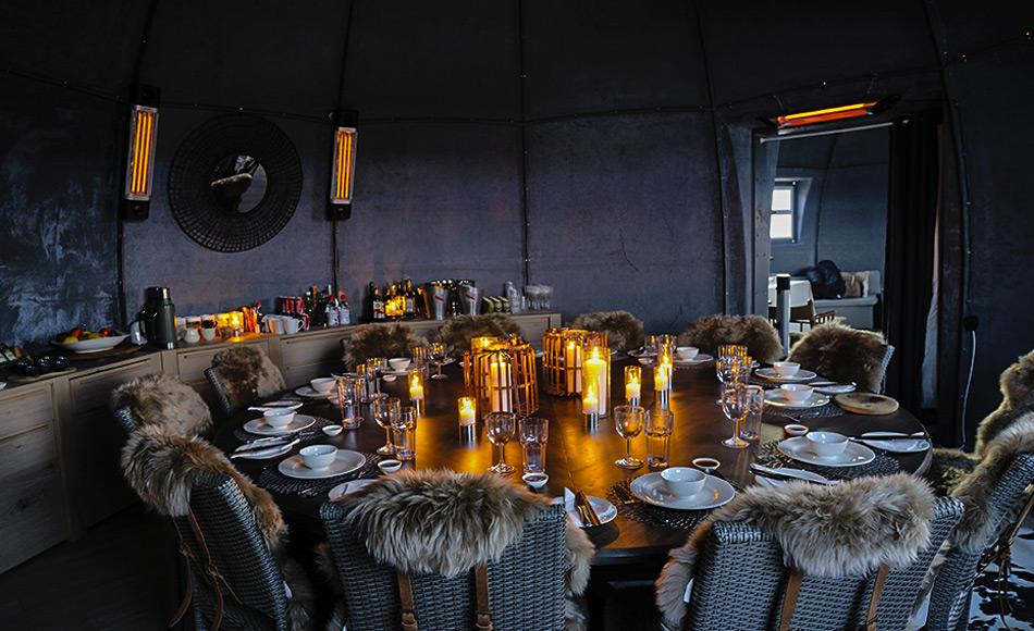 Der neu renovierte Speisesaal umfasst einen runden Eichentisch, der von mehreren Pelzstühlen umgeben ist. Bild: White Desert