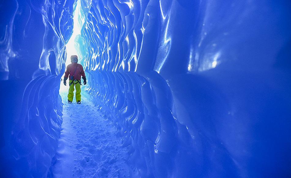 Während ihres Aufenthaltes können die Gäste an verschiedenen Abenteuern wie Abseilen in Gletscherspalten, Klettern und Erkunden von blauen Eisgrotten teilnehmen. Bild: White Desert