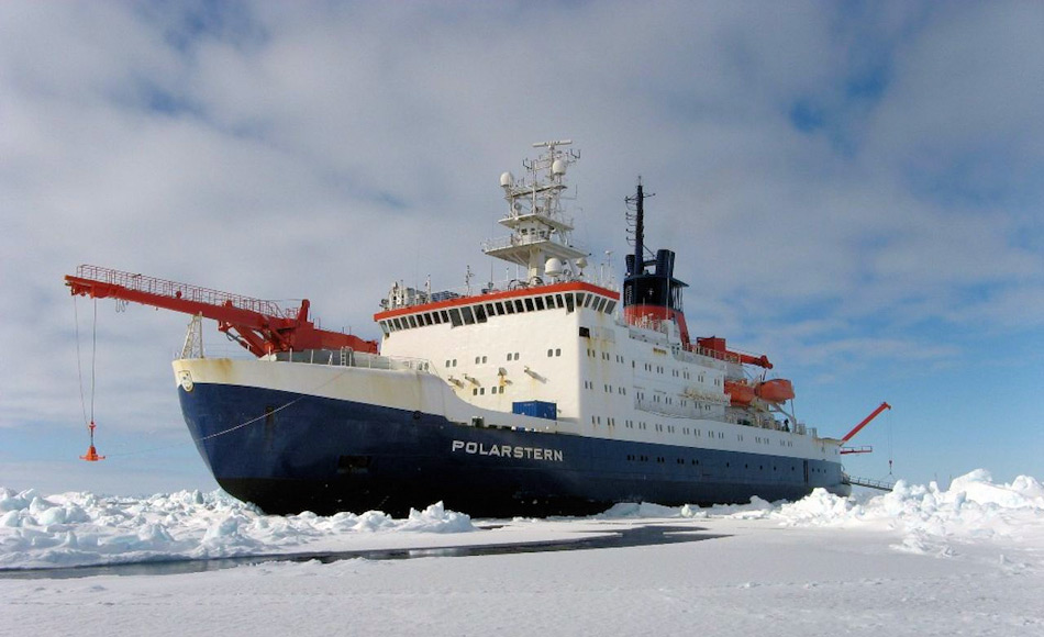 Der deutsche Eisbrecher RV Polarstern verbringt jedes antarktische Sommersaison in den Gewässern und fährt für Wissenschaftler tief in das Packeis, um wertvolle Proben zu nehmen. Bild: James Smith / BAS