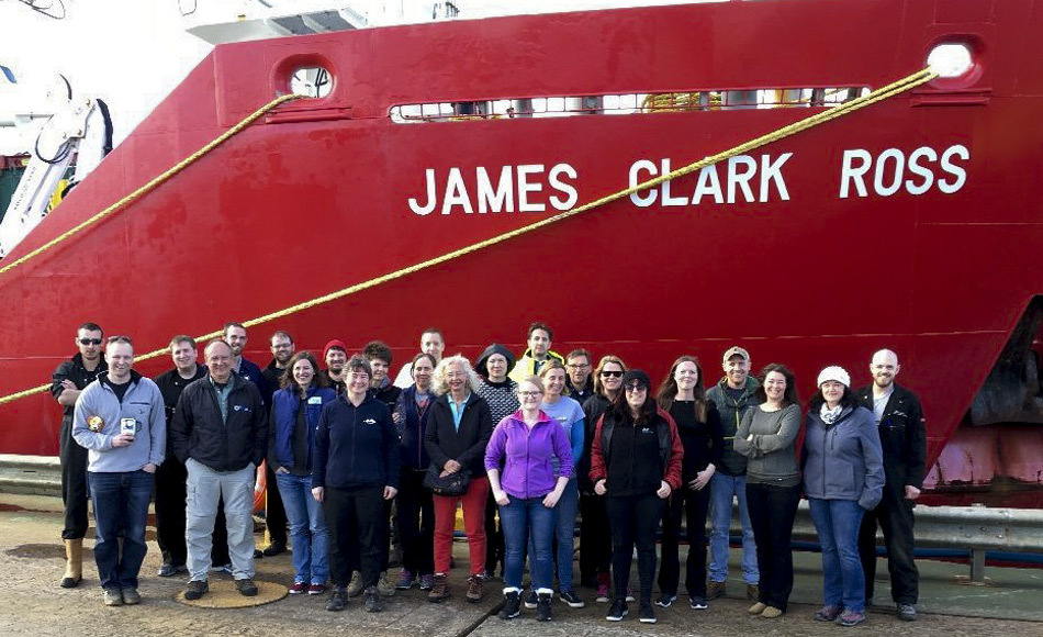 Die Meeresbiologin Dr. Katrin Linse vom British Antarctic Survey leitet die Forschungsexpedition. Sie sagt: «Wir haben ein Team mit unterschiedlichen wissenschaftlichen Fähigkeiten zusammengestellt, damit wir in kurzer Zeit so viele Informationen wie möglich sammeln können. Es ist alles sehr aufregend.» (Bild: BAS)
