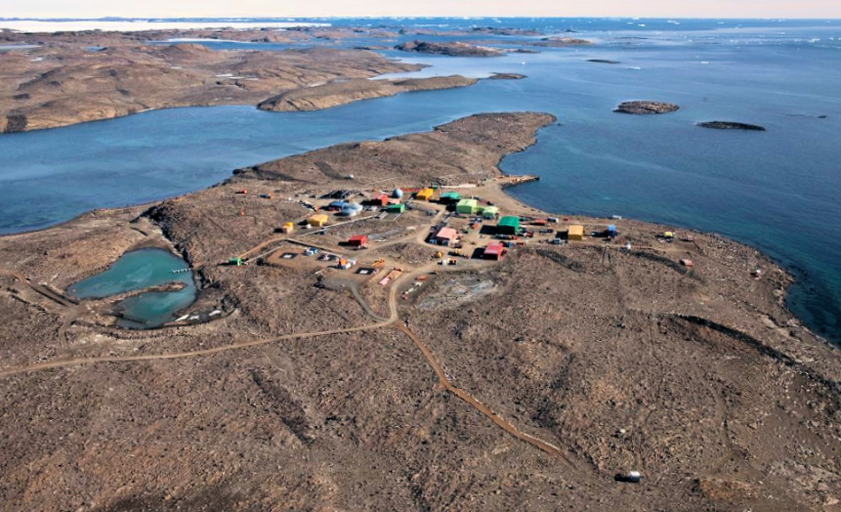 Die australische Antarktis-Station Davis liegt nur wenige Kilometer vom geplanten Flugefeld entfernt und ist die grösste und wichtigste der drei permanent bewohnten australischen Stationen. Von hier aus können die anderen Stationen versorgt werden, was mit der neuen Piste leichter und ganzjährig geschehen soll. Bild: Australian Antarctic Division
