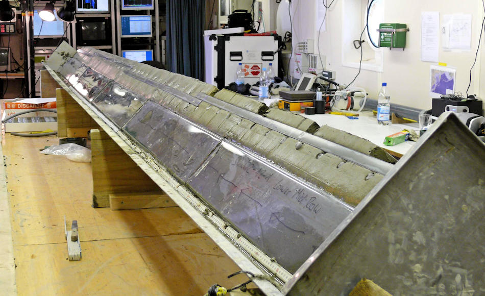 Mit Hilfe der an Bord des Forschungsschiffes „Sonne“ aufgebauten Kastenlotprobensysteme konnten die Forscher Kieselalgen aus dem Meeresboden entnehmen und sie genauer untersuchen, mit überraschendem Ergebnis. Bild: AWI