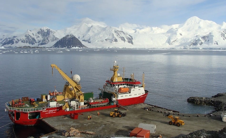 Der Anlegeplatz der Station Rothera ist mittlerweile in die Jahre gekommen und muss für das neue Forschungsschiff der BAS vergrössert werden. Bild: New Civil Engineer