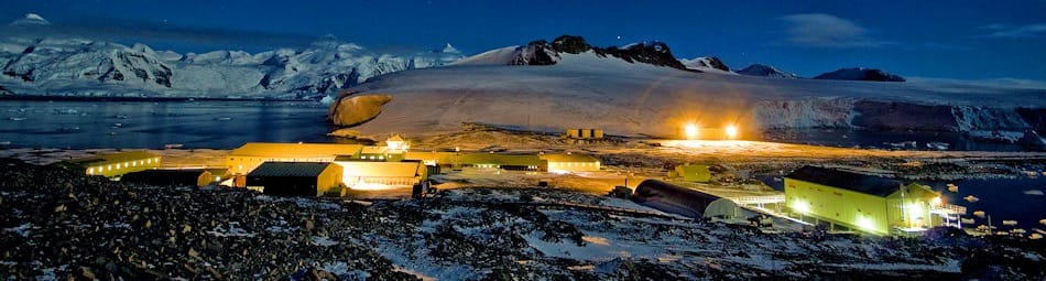 Die britische Station Rothera ist seit 1975 in Betrieb und beherbergt im Sommer rund 100 Leute, im Winter 22. Die Station soll in den nächsten Jahren schrittweise modernisiert werden, um für das verstärkte Interesse an der Antarktis bereit zu sein. Bild: BAS
