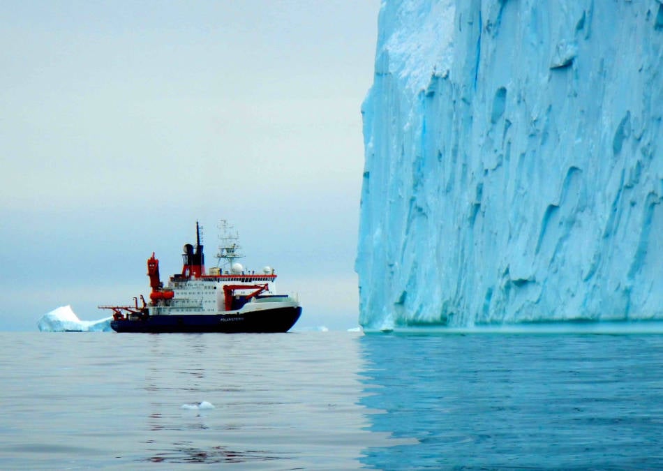 FS Polarstern vor mächtigem Eisberg in der inneren Pine Island Bucht, Westantarktis. (Foto: J.P. Klages, Alfred-Wegener-Institut)