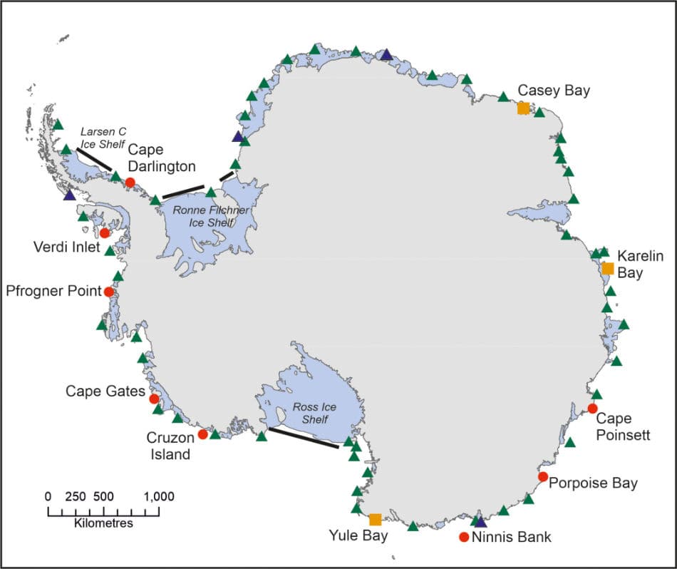 Die roten Punkte zeigen die acht neu entdeckten Kolonien. Die orangen Quadrate markieren die drei zuvor identifizierten und neu bestätigten Kolonien. Neben den bisher bekannten Kolonien (grüne Dreiecke) existieren vier weitere Markierungen (dunkelblaue Dreiecke) welche verlassene Kolonien kennzeichnen. (Bild: Fretwell & Trathan, Remote Sensing in Ecology and Conservation)