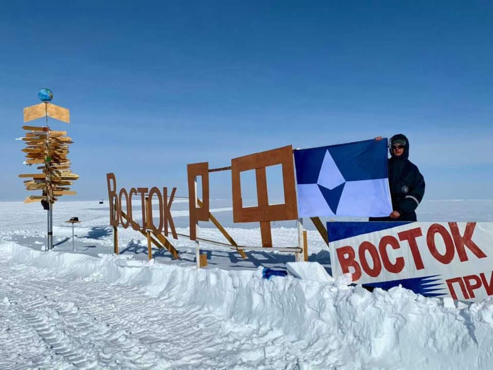Die True South Flagge bei der russischen Vostok-Station.