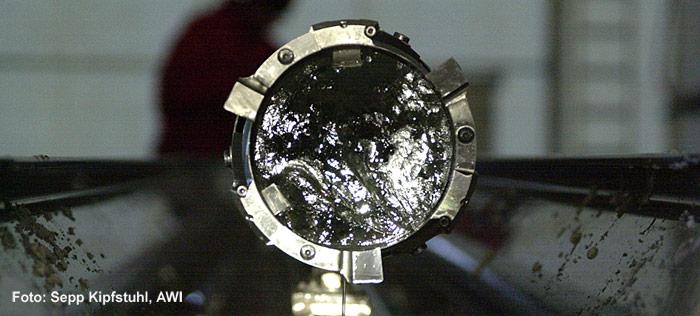 Mithilfe von speziellen Bohrern werden Eiskerne aus mehreren tausend Metern Tiefe gewonnen, um die Klimageschichte der Erde zu entschlüsseln.