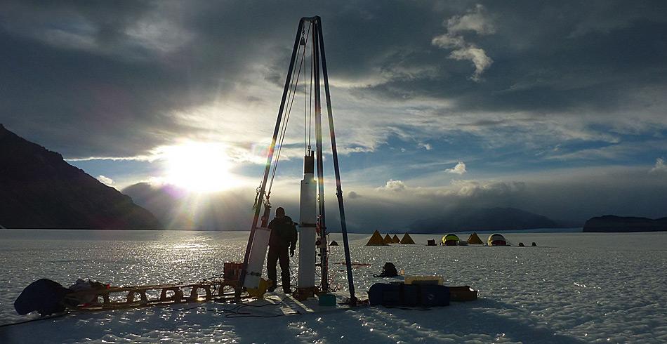 Für die Bohrungen im Eis verwendet das Team einen Tanner-Kuhl-Eisbohrer. Im Hintergrund erkennt man das Lager. © Xavier Fain