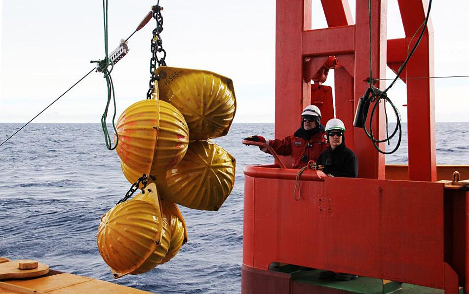 Die Messinstrumente mussten häufig am Meeresboden verankert und danach wieder hochgeholt werden. Photo: Steven Rintoul