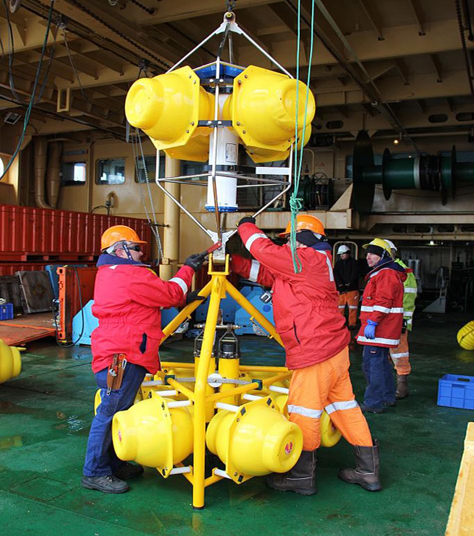 Während zwei Jahren haben verschiedene Messgeräte Daten aufgezeichnet und gezeigt, dass warmes Wasser den Tottengletscher von unten her schmilzt. Photo: Steve Rintoul