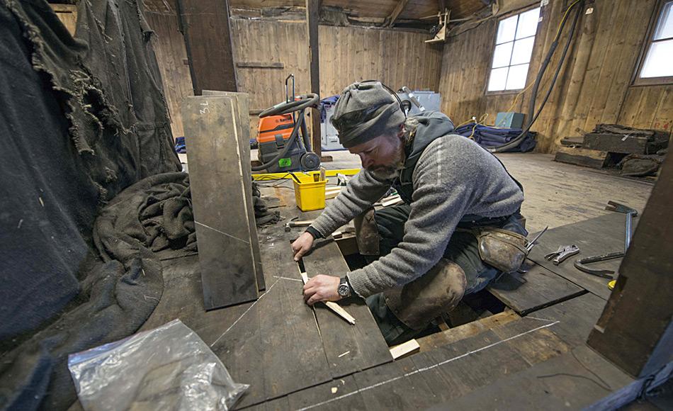Bodenreparatur in der Discovery Hütte. Foto: Alasdair Turner