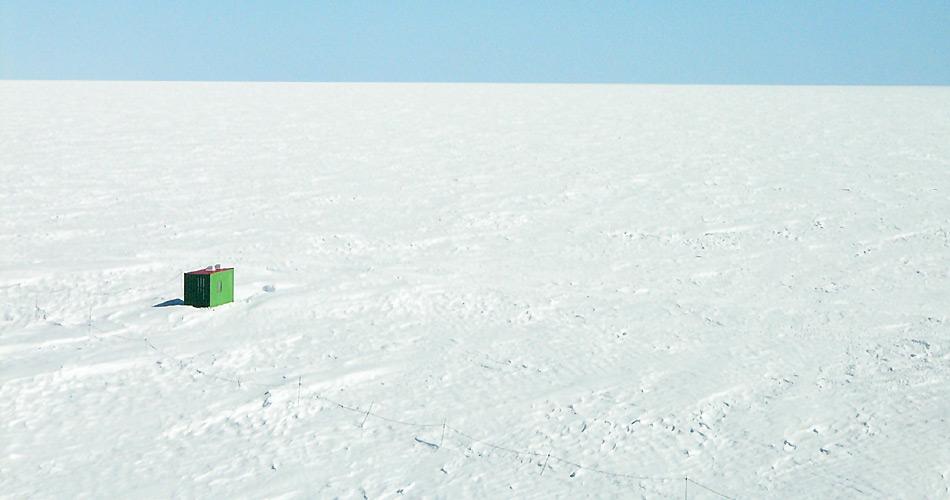 Ein Ort der Kultur auf dem weissen Kontinent. Als Lutz Fritsch die «Bibliothek im Eis» im Jahr 2004 einweihte, lag die damalige Forschungsstation «Neumayer-Station II» noch unter dem Eis. Bild: Lutz Fritsch