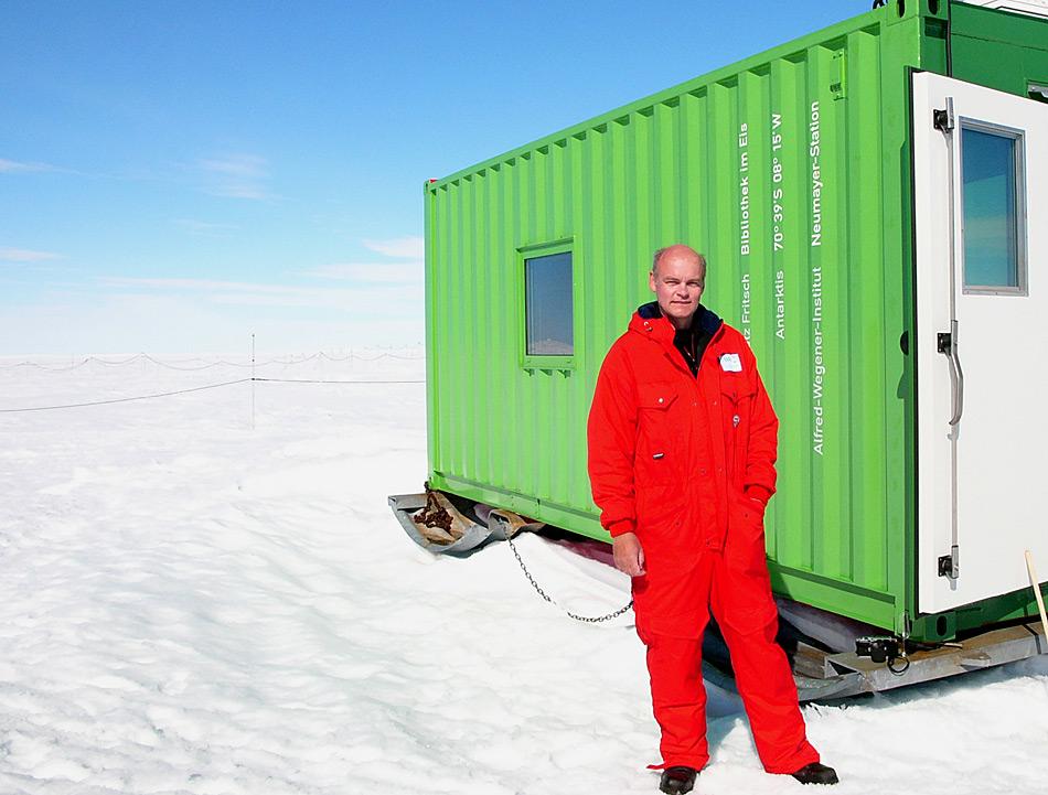 Der Künstler und sein Kunstwerk, Lutz Fritsch steht vor der «Bibliothek im Eis».