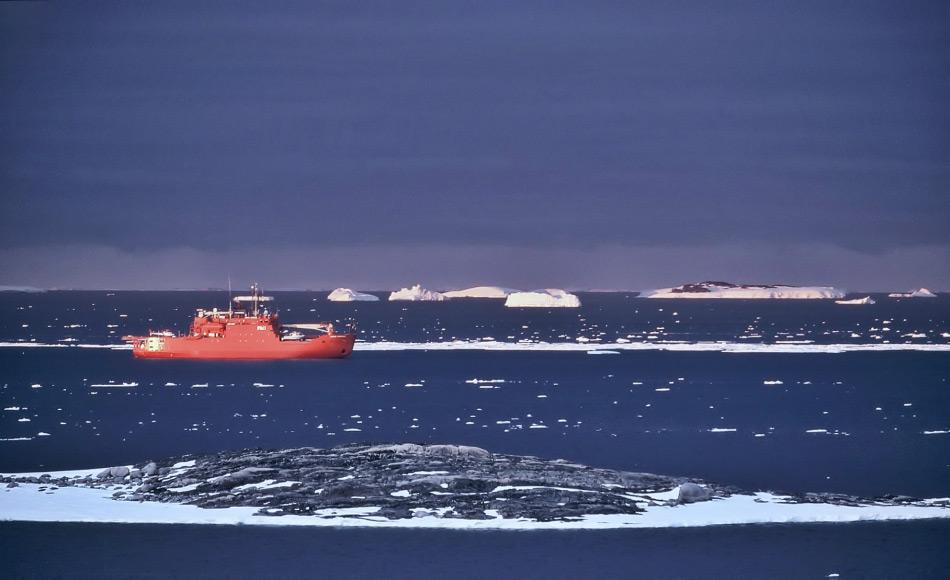 Der alte Eisbrecher Aurora Australis, der die australischen Antarktis Stationen seit 1989 versorgt, bei Sonnenuntergang in der Nähe von Casey Station (Foto: Katja Riedel)