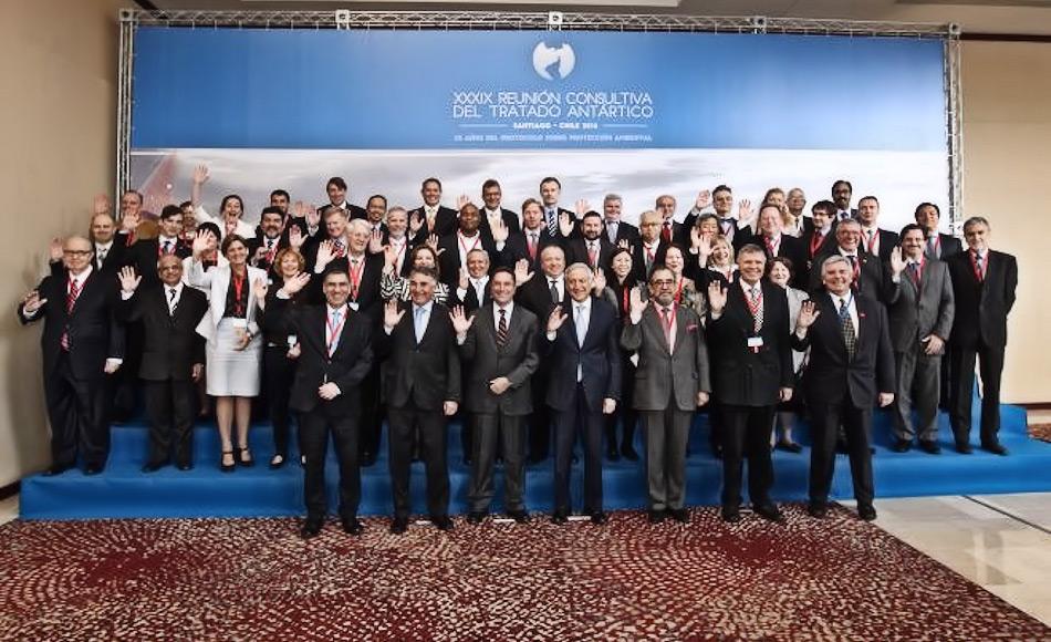 Das Antarktisvertragstreffen ist das wichtigste Treffen zum Thema Antarktische Politik und Themen. Jeder Vertragsstaat hat das Recht, einen Vertreter zu schicken. Während des Treffens werden alle Themen rund um die Antarktis besprochen.