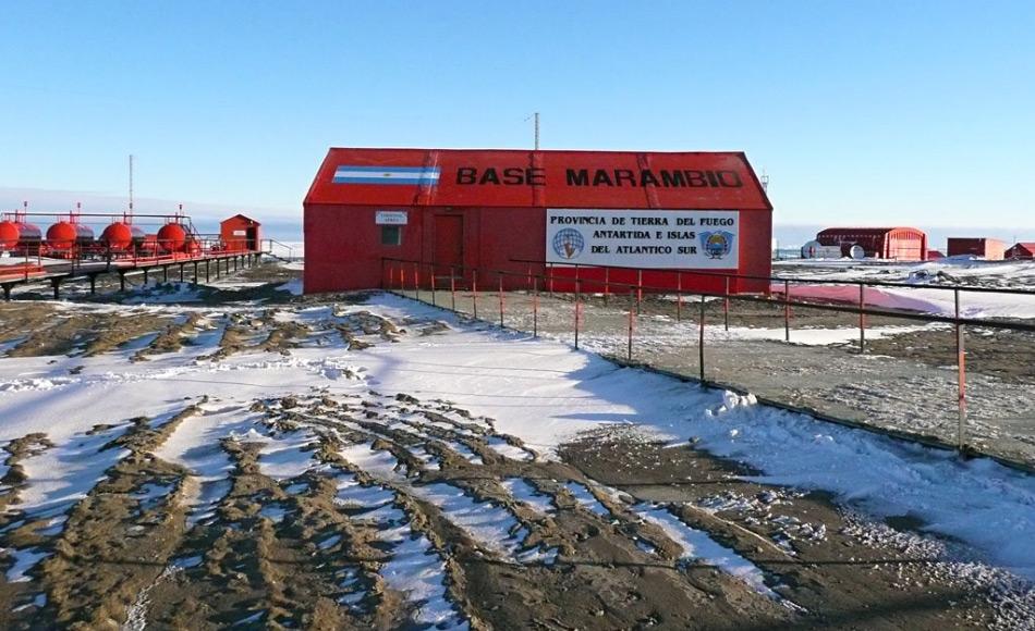 Die argentinische Station Marambio liegt auf der Ostseite der antarktischen Halbinsel im Weddellmeer. Sie ist die am häufigsten von Flugzeugen angesteuerte Station und beherbergt zwischen 55 und 150 Leute pro Jahr.