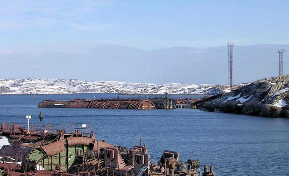 Aufgrund von fehlenden Geldern wurden viele der stillgelegten U-Boote entlang der russischen Nordmeerküste versenkt und bilden heute ein beträchtliches Gefahrenpotential für die Umwelt. Das Auseinandernehmen und Lagern der Reaktorteile in Saida Bay bietet eine neue und sicherere Möglichkeit, mit Atomabfällen umzugehen. Bild: Nerpa Shipyard