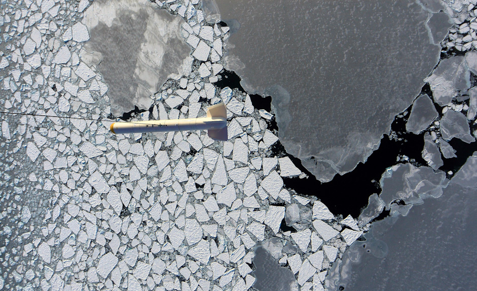 Der AWI-EM-Bird während eines Meereisdicken-Messfluges über arktischem Meereis. Das Foto entstand im Rahmen der PAMARCMIP-Kampagne im Jahr 2009. Bild: PAM ARCMIP2009, Stefan Hendricks