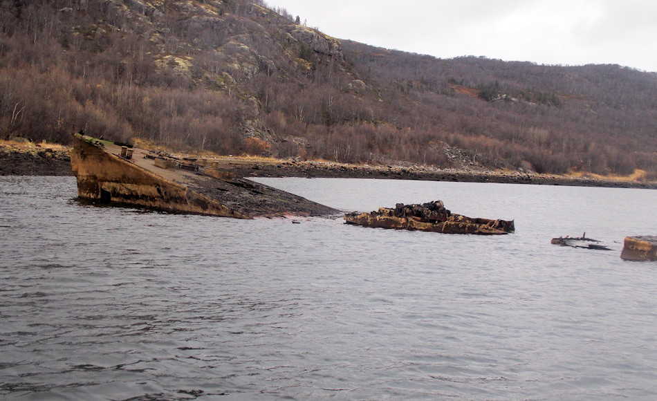 rund um die Kola-Halbinsel wurden unzählige Schiffswrack von den Sowjets zurückgelassen nach dem Zusammenbruch der UdSSR. Ohne finanzielle Unterstützung durch die Zentralregierung werden die Bergungsarbeiten viel länger dauern. Bild: Bellona.org