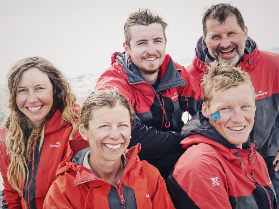 Den Expeditionsmitgliedern sieht man trotz der Strapazen die Freude über das Erreichte an. Nun sollen sie andere junge Leute inspirieren, die Welt zu erkunden und zu erfahren. Vcon links nach rechts: Bridget, Hollie, Brando, Nigel (hinten) und Keith.Bild: NZAHT
