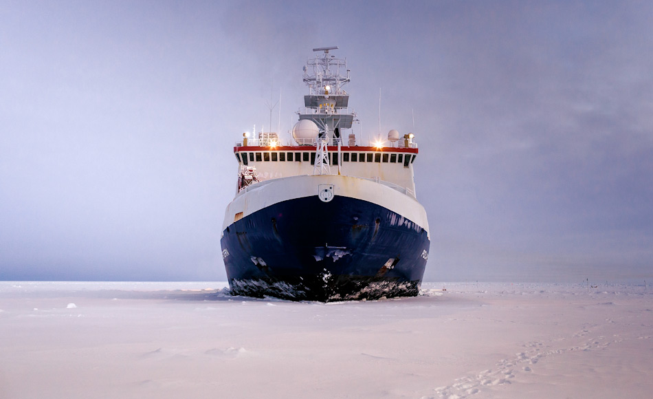 Die „Polarstern“ ist der Forschungseisbrecher im Dienst des Alfred-Wegener-Instituts (AWI) und pendelt zwischen den Polarregionen hin und her. Nun soll das Schiff ein Jahr im arktischen Eis eingefroren als Forschungsplattform dienen und helfen, Daten im arktischen Winter zu sammeln. Bild: Mario Hoppmann