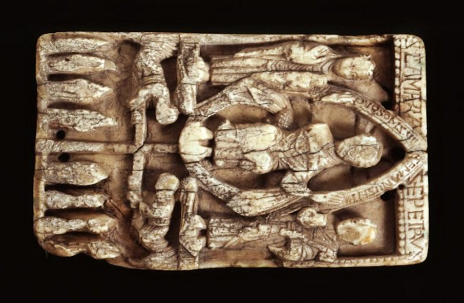 Solche delikate Schnitzereien wie diese Plakette wurden ab dem 10. oder 11. Jahrhundert überall in Europas Kirchen verwendet. Wer es sich leisten konnte, hatte Gegenstände aus Walross-Elfenbein bei sich. Der Handel damit erhielt die Wikingersiedlungen in Südgrönland am Leben. Bild Museum of Archeology & Antropology, University of Cambridge