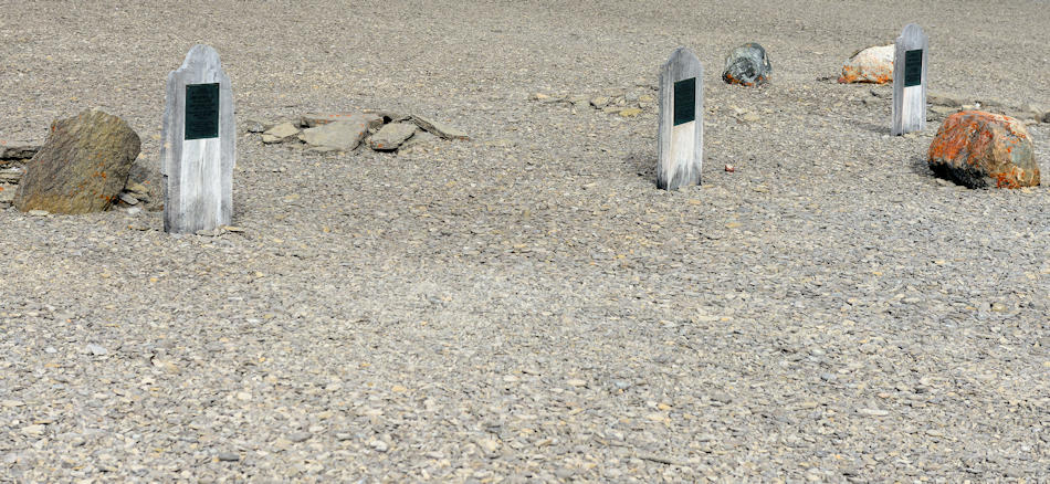 Zu Beginn wurden die Verstorbenen noch begraben, wie auf Beechey Island. Hier liegen 3 Seeleute begraben, bei denen man stark erhöhte Bleiwerte gefunden hatte. Dadurch erhielt die Theorie von der Bleivergiftung Auftrieb. Bild: Michael Wenger