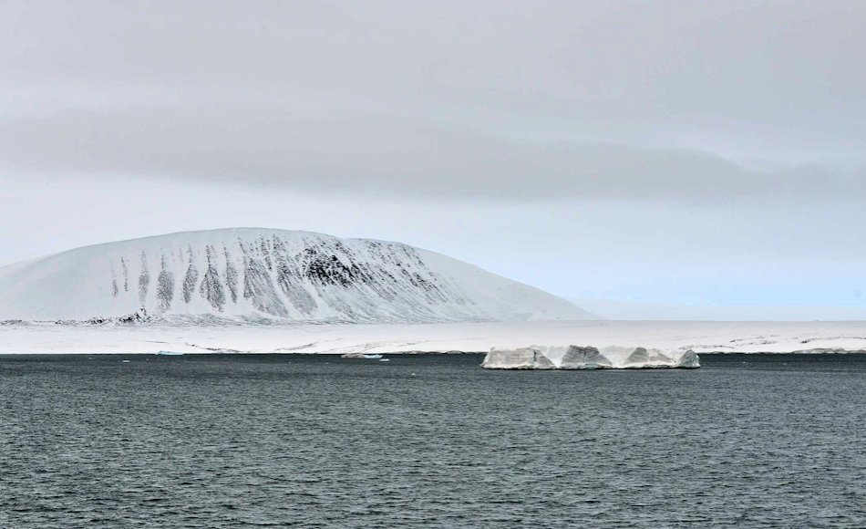 Der russische Inselarchipel Sewernaja Semlja liegt an der russischen Nordmeerküste vor der Taymyr Halbinsel und trennt die Karasee von der Laptevsee. Die rund 75 Inseln sind stark vergletschert und auf Komsomolets Island liegt der grösste russische Gletscher, der „Akademie der Wissenschaft“-Gletscher mit einer Mächtigkeit von bis zu 749 Meter. Bild: Ansgar Walk