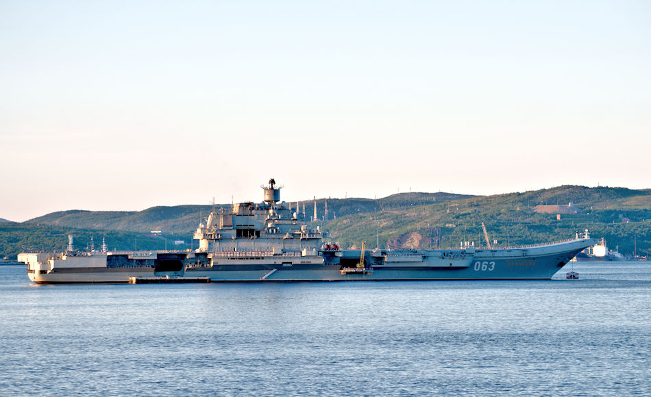 Die Admiral Kusnezow ist Russlands einziger Flugzeugträger und gleichzeitig das Flaggschiff der russischen Marine. Das Schiff war im Flottenstützpunkt Rosljakowo, nahe Murmansk, um dringend benötigte Modernisierungsarbeiten durchzuführen. Mit seinen maximal 61‘390 Tonnen kann das Schiff nur an wenigen Orten in ein Trockendock gebracht werden.Bild: Michael Wenger