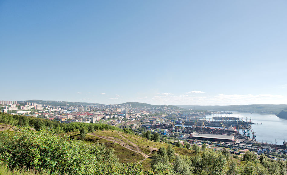 Der Hafen von Murmansk liegt tief in einem Fjord und ist der einzige grosse eisfreie Hafen an der russischen Nordküste. Daher haben hier sowohl die russische Nordmeerflotte wie auch die Eisbrecherflotte ihren Hauptstützpunkt und sind die grössten Arbeitgeber der Region. Bild: Michael Wenger