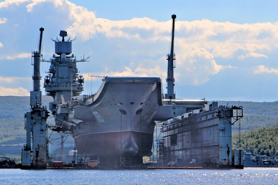 Das 1980 in Schweden gebaute schwimmende Trockendock ist das grösste in Russland und hat eine Tragfähigkeit von bis zu 80‘000 Tonnen. Der Untergang des Docks wird von den russischen Behörden zwar heruntergespielt, wird jedoch nach Ansicht von aussenstehenden Experten als gravierend bezeichnet. Bild: imgur.com/Tz0gcTW