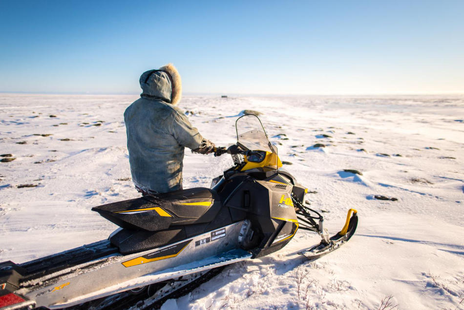 Inuit benutzen häufig Motorschlitten. Die Witterungsverhältnisse, insbesondere die Temperatur, beeinflussen, ob die Maschinen zuverlässig funktionieren und wie die „Fahrbahn“ beschaffen ist. Photo credit: Dylan Clark -&nbsp;McGill&nbsp;University, Canada