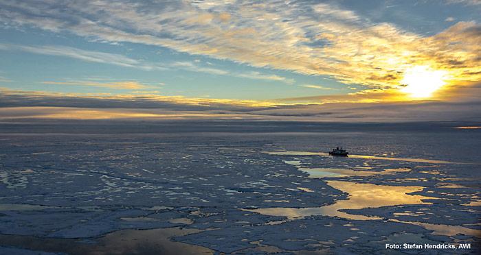 Polarstern in der Zentralarktis (Position ca. 83° N, 130° O). Die AWI-Forscher haben gemessen, dass überwiegend einjähriges dünnes Meereis die Arktis im Sommer 2012 dominiert. Die Eisdecke ist von offenen Wasserflächen durchzogen, auf dem Meereis finden sich viele Schmelztümpel.