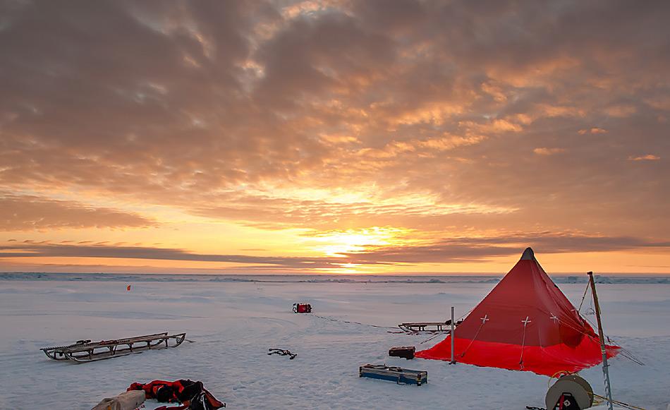 Das Arbeitscamp der AWI-Meereisphysiker auf dem Meereis. Foto: AWI, Martin Schiller