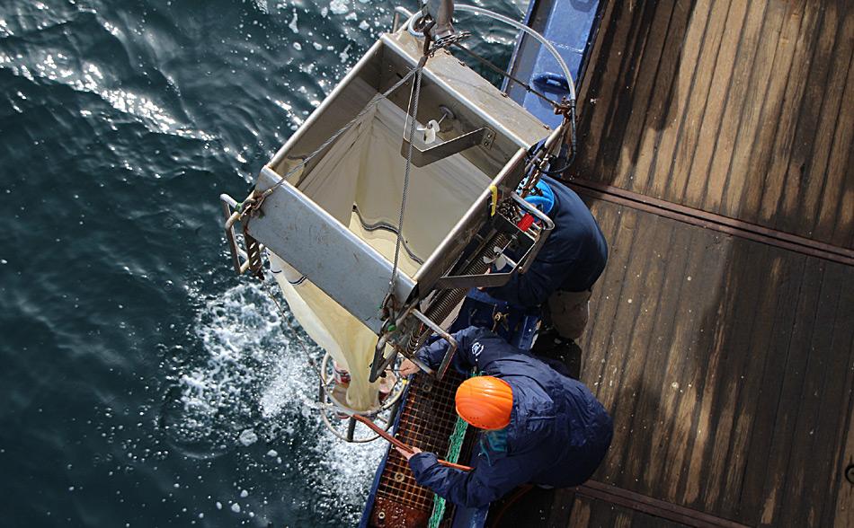 Polarstern-Besatzungsmitglieder ziehen ein Multinetz an Bord. Es besteht aus fünf Netzen, mit denen die Forscher über fünf verschiedene Horizonte der Wassersäule hauptsächlich Zooplankton fangen. Foto: AWI, Sebastian Menze