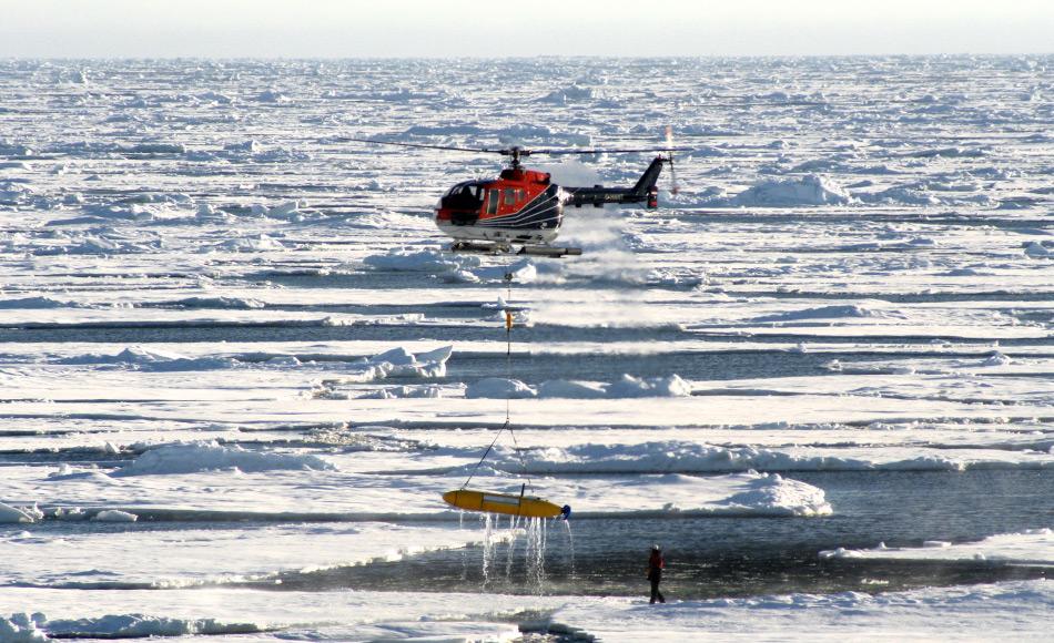 Ein AUV wieder zurückzuholen, ist eine massive logistische Operation, besonders in dichtem Eis. Dank GPS-Geräten im AUV und dem Einsatz von Drohnen können die teuren Geräte leicht wiedergefunden werden. Picture: M. Wurst