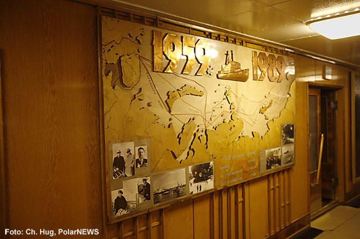 017-Eisbrecher-Lenin-Treppenhaus-Tafel