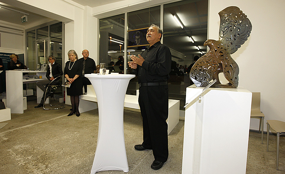Abraham Anghik Ruben bei der Begrüssung. Gespannt hörten über 100 Besucher seinen Erzählungen zu.