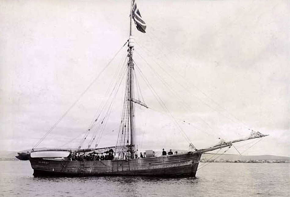 Roald Amundsen war der erste, dem eine Durchquerung der Nordwestpassage 1903 – 1906 gelang. Er benutzte die Gjøa ein kleines Schiff mit wenig Tiefgang, einem kleinen Paraffinmotor und etwas Eisverstärkung.