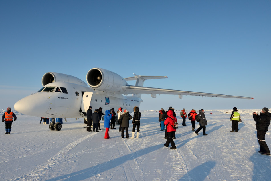 Landungen auf Meereis verlangen nach speziellen Flugzeugen und die einzige dafür geeignete grössere Maschine ist die Antonov AN-74. Sie kann sowohl Passagiere wie auch Material befördern. Bild: Michael Wenger