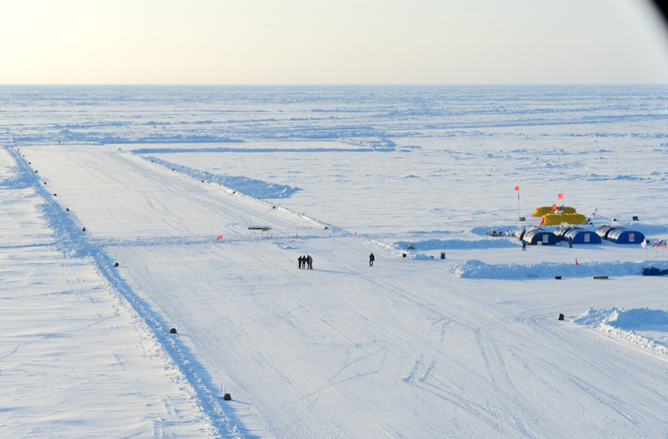 Jedes Jahr wird eine Landepiste im neu errichteten Lager von der technischen Crew errichtet. Dabei werden Tonnen von Schnee und Eis weggeschoben und die Scholle geglättet. In diesem Jahr waren mehrere Pisten und Reparaturen nötig aufgrund der schwierigen Eisbedingungen. Bild: Michael Wenger